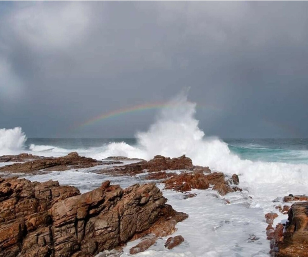 Bangų muša į uolas