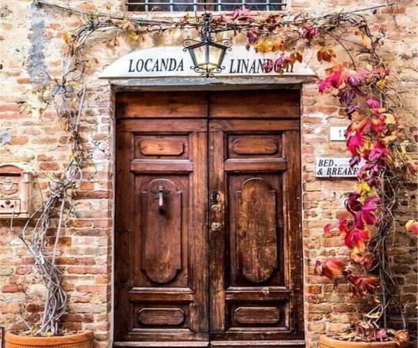 Didelės senos durys sename pastate