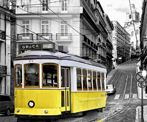 Geltonas autobusas pilkoje gatvėje 