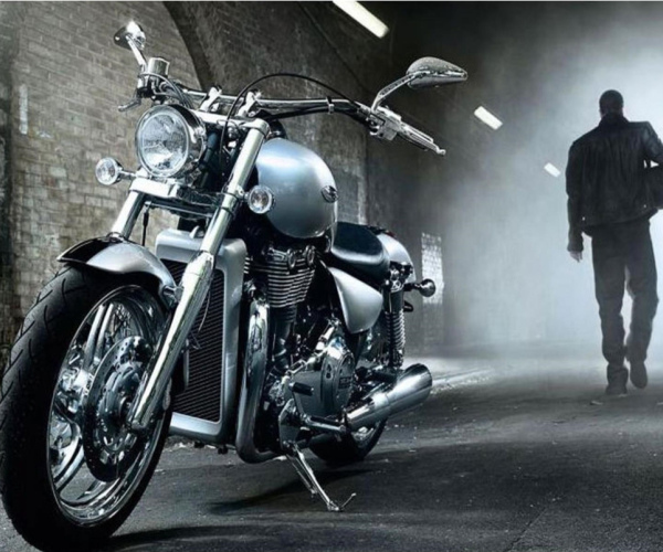 Motociklas ir išeinantis motociklininkas